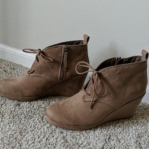 Like new DV lace up tan booties wedge heal